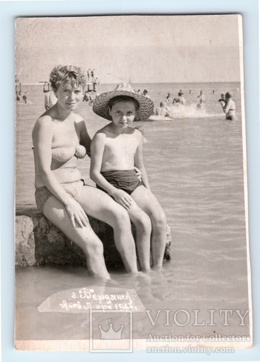 Фото пляж девочка женщина мама купальник на берегу в трусах V01, фото №2