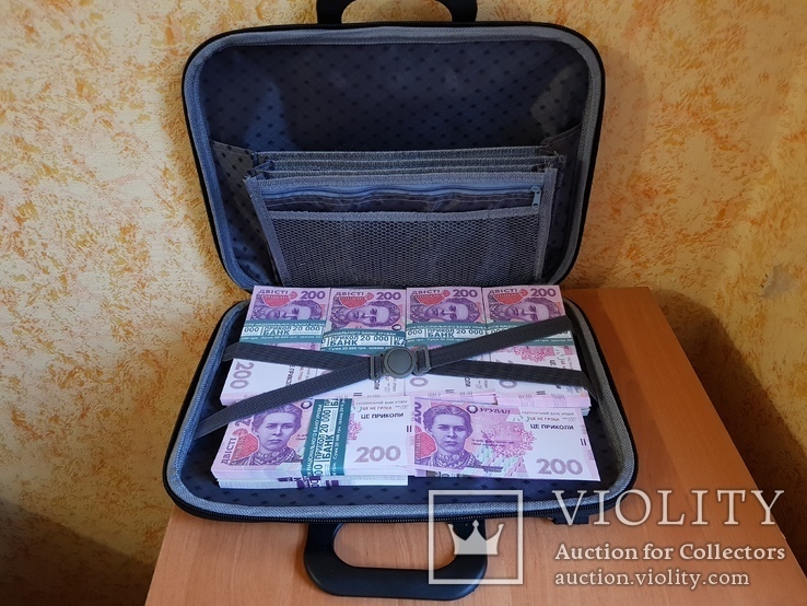 Сумка-дипломат с деньгами 200 гривень ( Муляж) Бутафорские деньги, фото №3