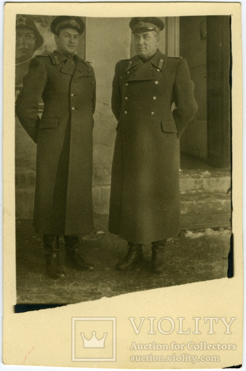 1945 г. Два офицера в шинелях.