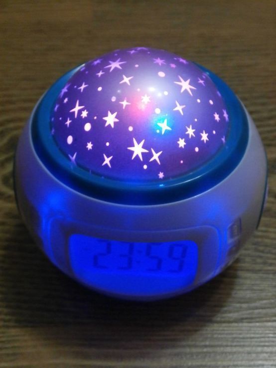 Lampka nocna z zegarkiem z projektorem gwiazd + wbudowany kalendarz, zegar i termometr