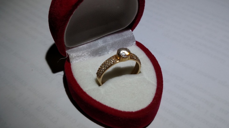  Золотое кольцо с камнем. 17.5 размер