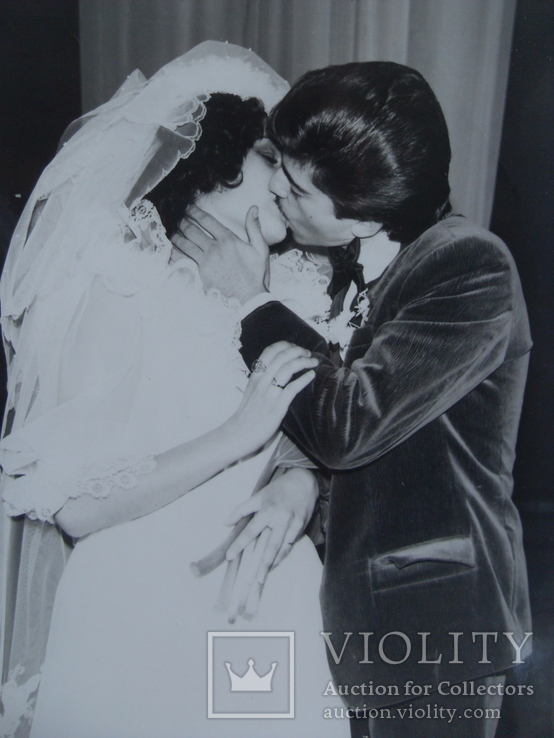 Свадебный поцелуй жениха и невесты, фото №2