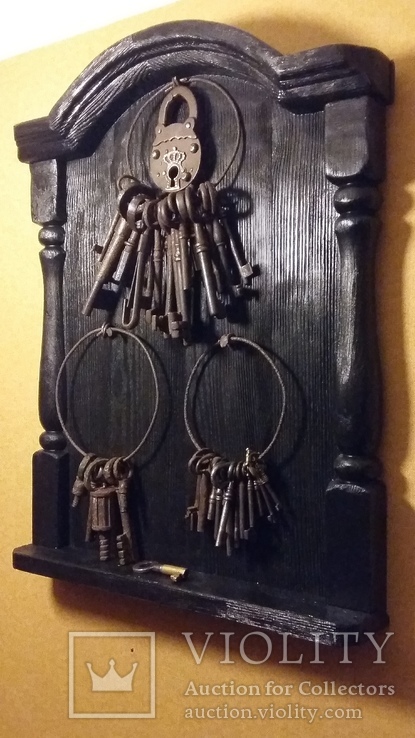Ключница с коллекцией старинных ключей, фото №2