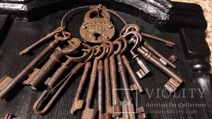 Ключница с коллекцией старинных ключей, фото №4