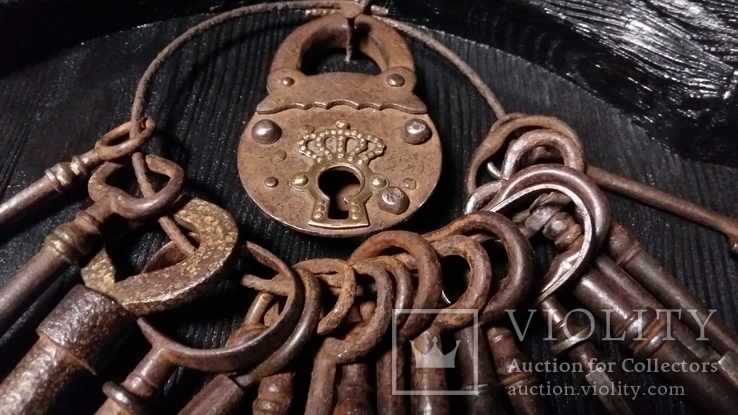 Ключница с коллекцией старинных ключей, фото №5