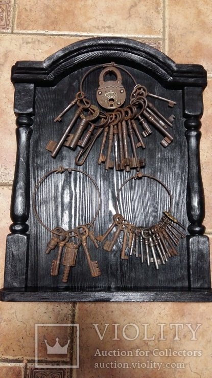 Ключница с коллекцией старинных ключей, фото №7
