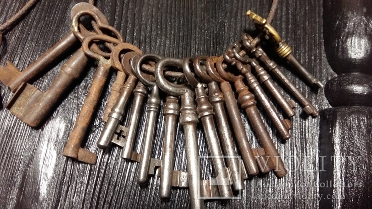 Ключница с коллекцией старинных ключей, фото №8