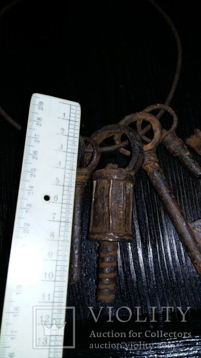 Ключница с коллекцией старинных ключей, фото №10