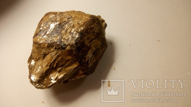 Красивый тяжёлый кристалл обросший золотистым чешуйками, фото №2