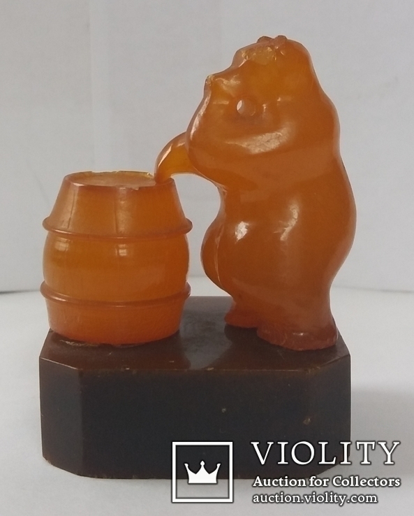  медведь с бочкой мёда (4х5.5см) янтарь 1960-70 г.