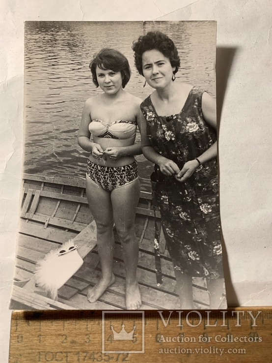 Две женщины в купальнике и платье