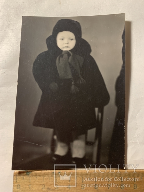 Малыш в зимней одежде на стуле в валенках, фото №2