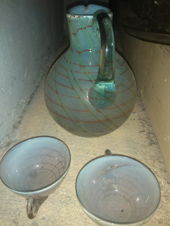 Кувшин и 2 чашки из цветного стекла