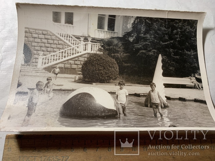 Дети голый торс купаются в фонтане, фото №2