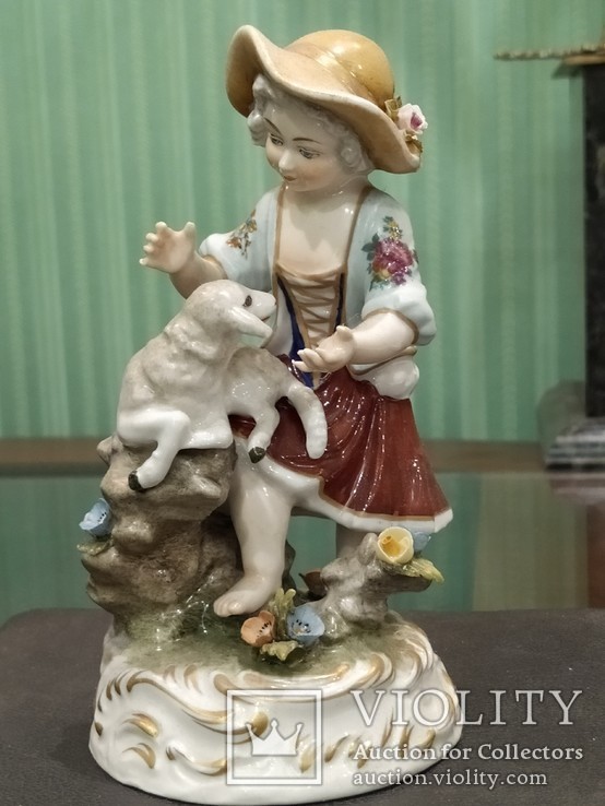 Фарфоровая статуэтка Девочка с ягненком.