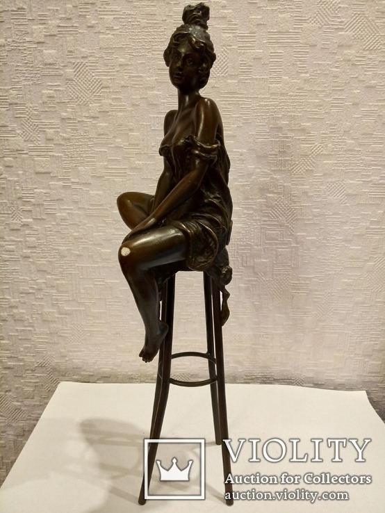 Бронзовая статуэтка "5, Девушка на стуле"- бронза, латунь., фото №3