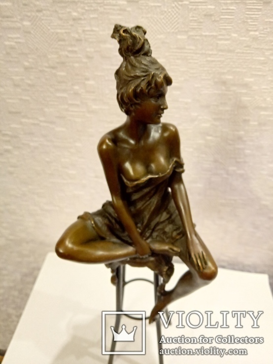 Бронзовая статуэтка "5, Девушка на стуле"- бронза, латунь., фото №9