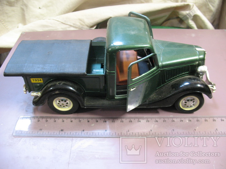 Модель автомобиля Ford V8 Pick Up 1936 года. Масштаб 1:18