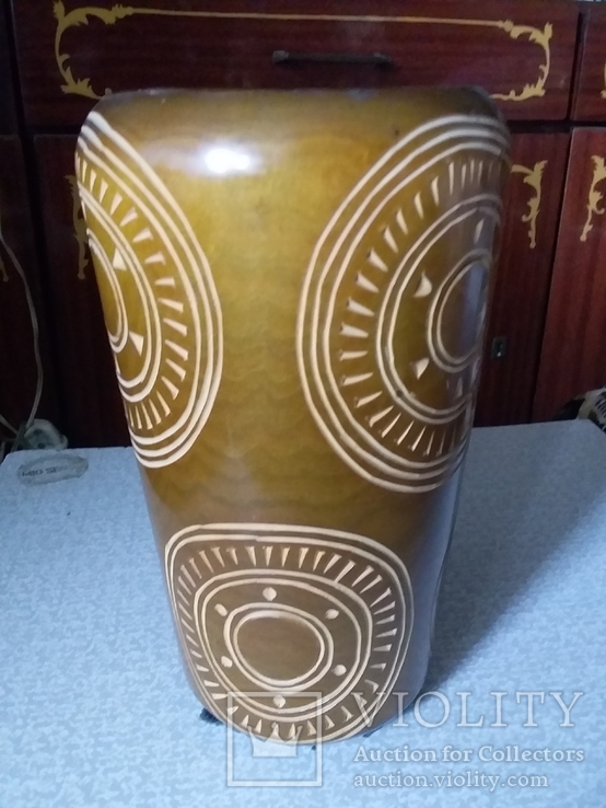 Дерев'яна ваза з візерунками
