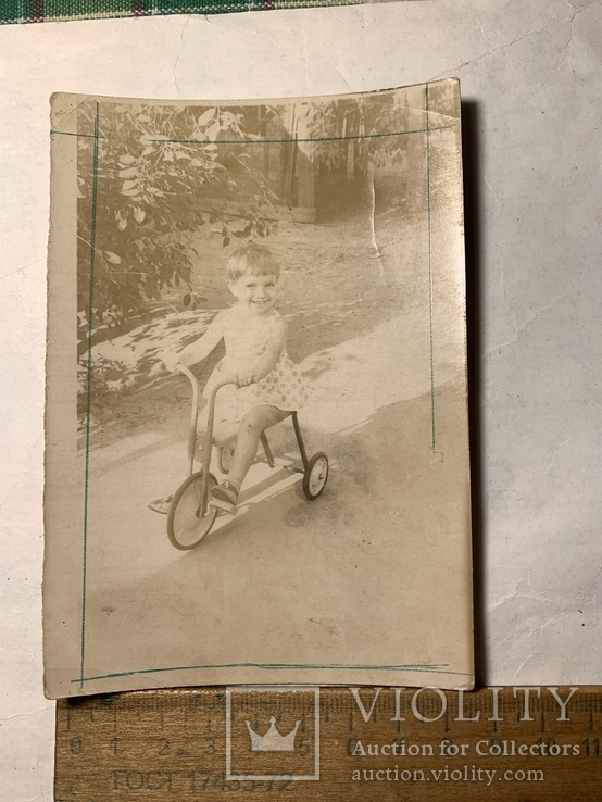 Девочка на трёхколёсном велосипеде, фото №2