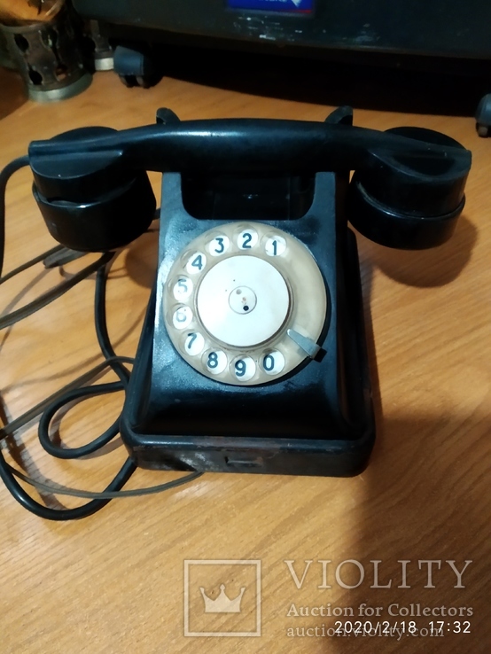 Старый карболитовый телефон