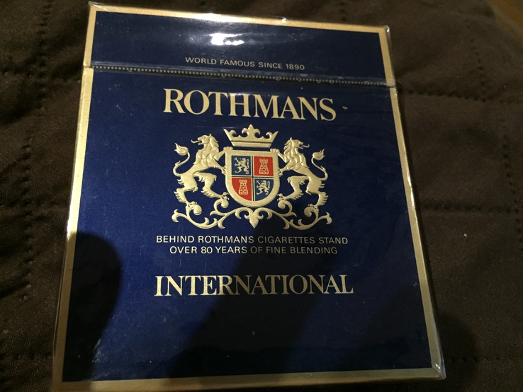 Пачка сигарет Rothmans