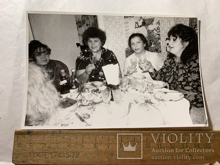 Четыре женщины за столом с бокалами, фото №2