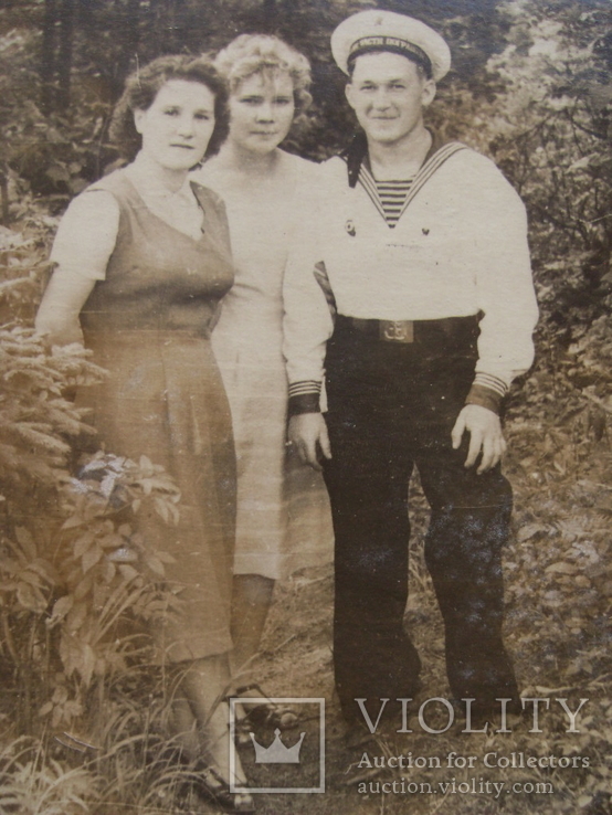 Моряк пограничник с девушками г.Владивосток 1953 г.