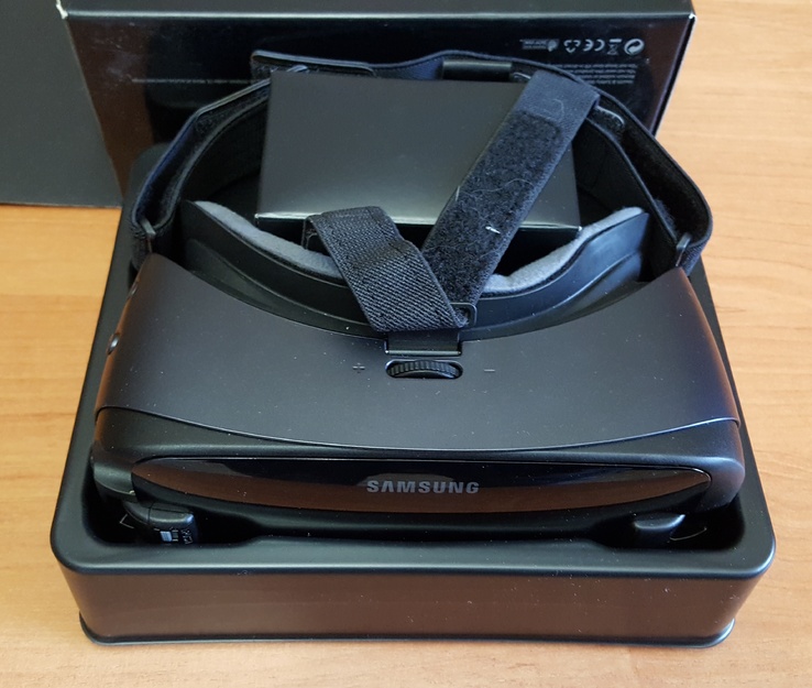Очки виртуальной реальности Samsung Gear VR с контроллером, фото №3