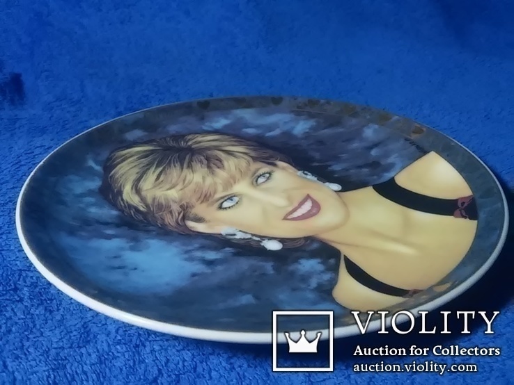 Красивая коллекционная тарелка: Diana Princes of Wales 1961 - 1997  21.5Х21.5 см, фото №4