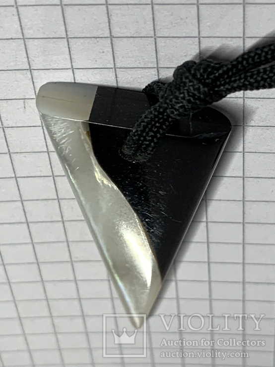 Винтажный трёхугольный Винтажный кулон из перламутра на шнурке, фото №4
