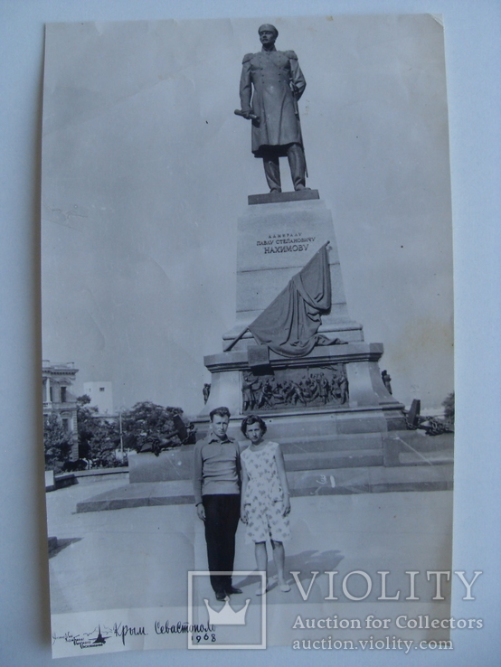 На фоне памятника Нахимову, фото №2