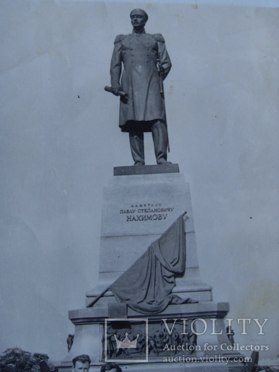 На фоне памятника Нахимову, фото №3