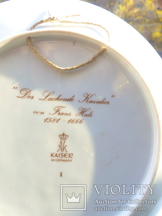 Тарелка коллекционная настенная - Германия -  KAISER Смеющийся кавалер Франс Халс, фото №3
