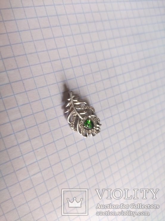 Серебряная подвеска в виде пера с зелёным камнем, фото №2