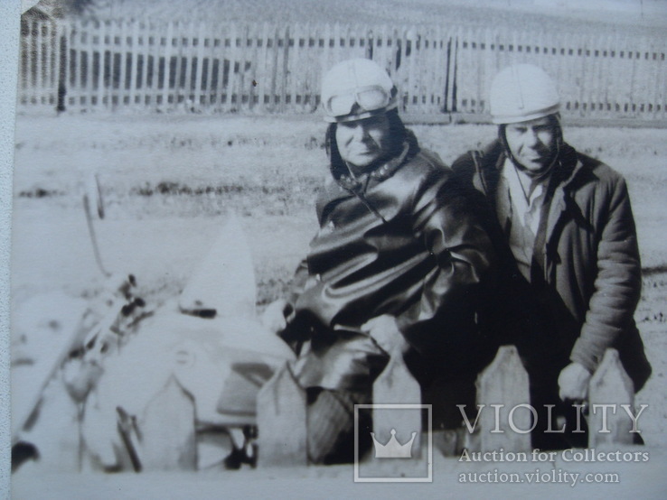 Мужики на мотоцикле в шлемах СССР, фото №2