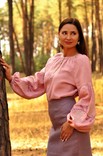 Жіночна вишиванка з ніжним візерунком пудрового рожевого відтінку, фото №2