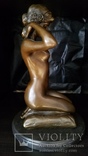 Скульптура обнаженной девушки на коленях, фото №4