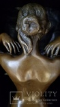 Скульптура обнаженной девушки на коленях, фото №7