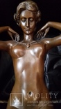 Скульптура обнаженной девушки на коленях, фото №3