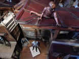 Макет хижины из фильма-ужасов «Зловещие мертвецы» с фигурками персонажей 1:7, фото №8