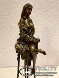 Статуэтка бронзовая "Девушка с яблоком, на стуле" бронза, латунь., фото №2