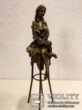 Статуэтка бронзовая "Девушка с яблоком, на стуле" бронза, латунь., фото №4