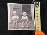 Хлопчик та дівчинка сидять на сходинці, фото №5