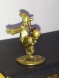 Украинец Казак с мячем коллекционная миниатюра статуэтка бронза, фото №4