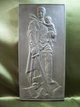 1210 Панно, плакетка, Советский солдат, воин, освободитель с ребенком, Мейсен, керамика, фото №6
