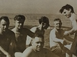 Человек похожий на Тома Хенкса в конце 40-х на море с мужиками, фото №4