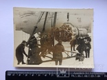 Авиатехники СССР устанавливают двигатель в истребитель СССР, фото №2