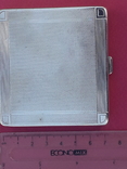 Небольшой квадратный портсигар, серебро, 110 гр., Великобритания, 1935 год, фото №2