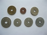 Набор монет разных стран мира с отверстиями, фото №2
